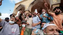 18/09/2023 *** People who survived the deadly storm that hit Libya, comfort their friend who lost his family members, as they protest outside the Al Sahaba mosque against the government in Derna, Libya September 18, 2023. REUTERS/Zohra Bensemra   