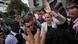 Luisa González saluda con la mano a la multitud envuelta en un fuerte dispositivo de seguridad. Luisa González saluda con la mano a la multitud envuelta en un fuerte dispositivo de seguridad.