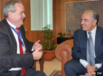 Treffen in Tunis: DW-Intendant Erik Bettermann und der Generaldirektor der Arab States Broadcasting Union (ASBU), Salah Eddine Maaoui