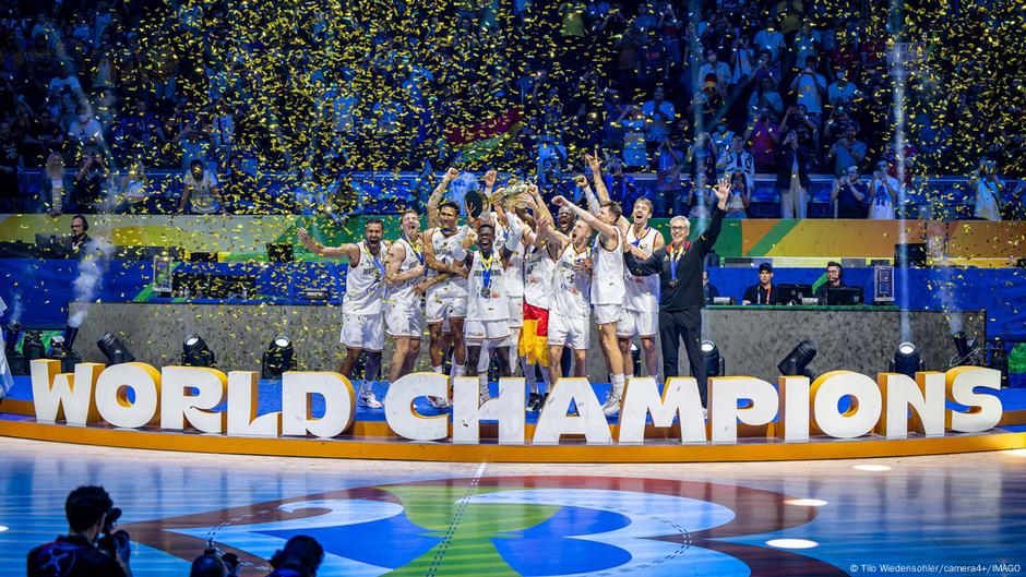تكريم منتخب ألمانيا بطل العالم لكرة السلة بأرفع وسام رياضي