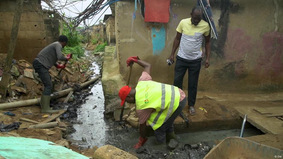 Moradores de abidjan criam o seu próprio sistema de saneamento