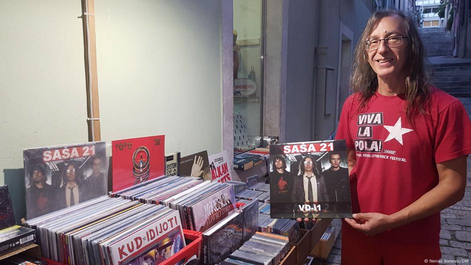 Saša Milovanović ili Sale Veruda, utemeljitelj, tekstopisac i gitarist bivših KUD Idijota - i njegove ploče