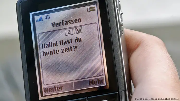 Eine SMS auf einem Handydisplay wird verfasst: Hallo! Hast du heute zeit?