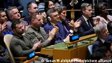 19/09/2023 *** Ukrainian President Volodymyr Zelensky, left, applauds as President Joe Biden addresses the 78th United Nations General Assembly in New York, Tuesday, Sept. 19, 2023. (AP Photo/Susan Walsh)
