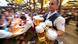 Nošenje piva na Oktoberfestu u Münchenu Nošenje piva na Oktoberfestu u Münchenu