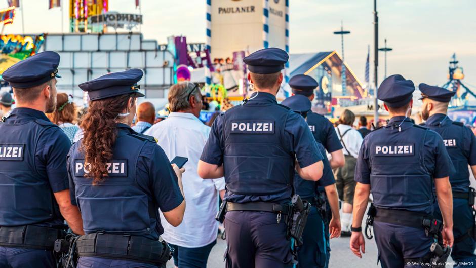 Policijska patrola na Oktoberfestu