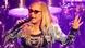Anastacia bei einer Bühnenperformance mit Brille und Mikrofon in der rechten Hand. Anastacia bei einer Bühnenperformance mit Brille und Mikrofon in der rechten Hand.