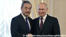 20.09.2023 *** Russian President Vladimir Putin shakes hands with Chinese Foreign Minister Wang Yi during a meeting in Saint Petersburg, Russia, September 20, 2023. Sputnik/Kristina Kormilitsyna/Pool via REUTERS ATTENTION EDITORS - THIS IMAGE WAS PROVIDED BY A THIRD PARTY.