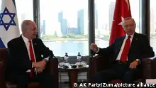 19/09/2023 *** September 19, 2023, New York, New York, United States of America: Turkish President Recep Tayyip Erdogan (R) who is in New York for the 78th session of the United Nations (UN) General Assembly, receives Israeli Prime Minister Benjamin Netanyahu (L) at the Turkish House in New York, United States on September 19, 2023 (Credit Image: © Ak Party/APA Images via ZUMA Press Wire