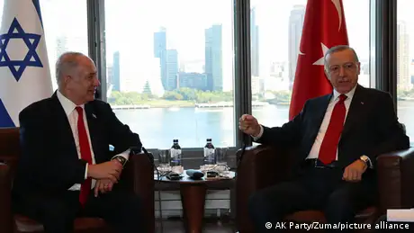 في ظل تحسن العلاقات بين بلديهما، التقى الرئيس التركي أردوغان ورئيس الوزراء الإسرائيلي نتنياهو للمرة الأولى منذ فترة طويلة.