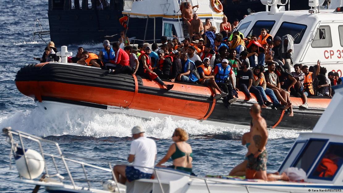 Refugjatë kanë hipur në një anije shpëtimi në brigjet e Lampeduzës në Itali. 