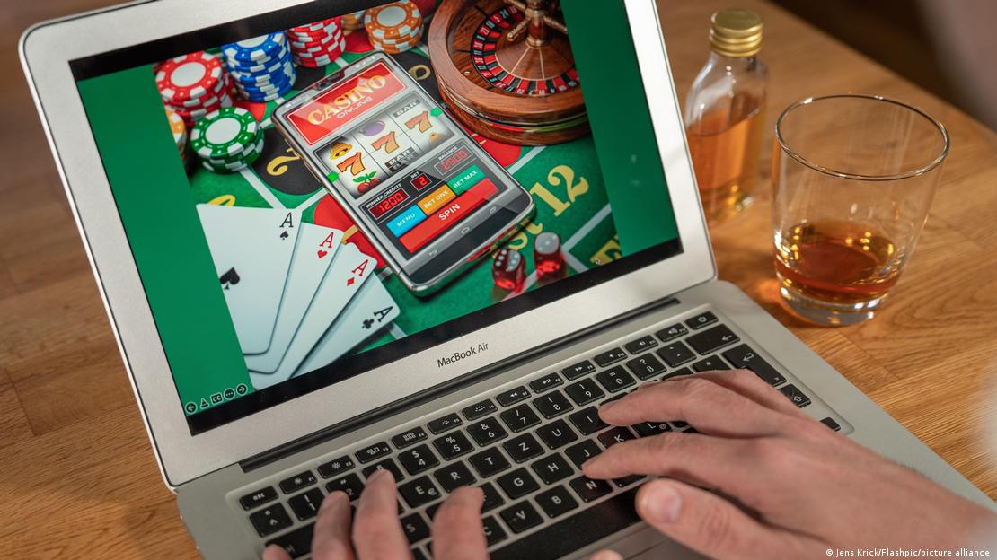 Tela de computador mostra cassino online