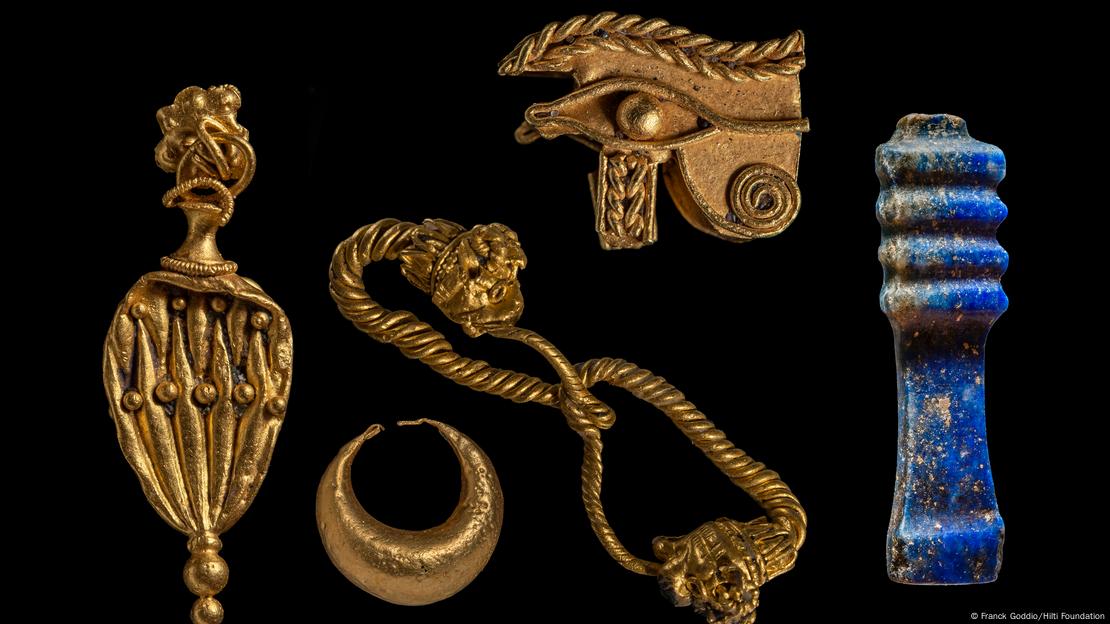 Algunos de los artefactos del interior del templo, como objetos de oro, joyas y un pilar djed, símbolo de estabilidad hecho de lapislázuli. Algunos de los artefactos del interior del templo, como objetos de oro, joyas y un pilar djed, símbolo de estabilidad hecho de lapislázuli.