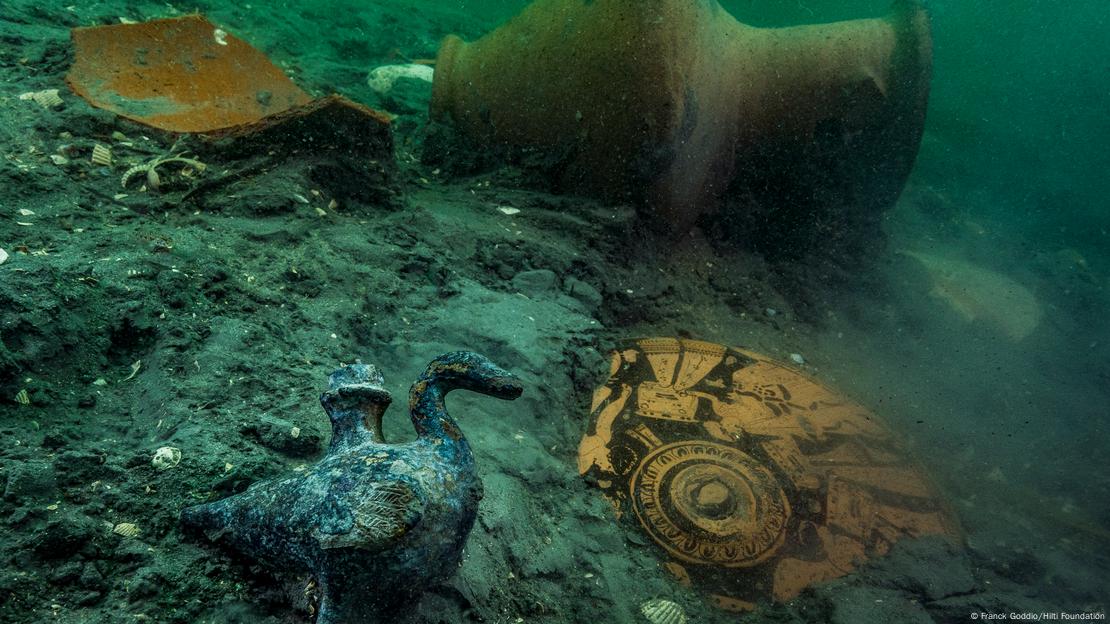 Artefactos en un santuario griego a Afrodita entre las ruinas de la antigua ciudad Thonis-Heracleion. Artefactos en un santuario griego a Afrodita entre las ruinas de la antigua ciudad Thonis-Heracleion.