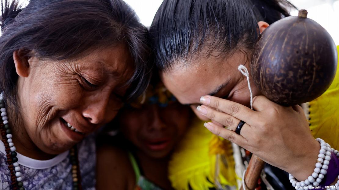 Foto de personas indígenas que lloran luego del fallo de la Corte Suprema de Brasil.