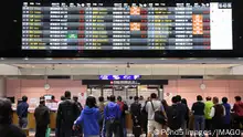 ARCHIV 2018 *** TAIPEI, TAIWAN - NOVEMBER 22, 2018: People wait at Taoyuan International Airport near Taipei, Taiwan. It is Taiwan s largest and busiest airport. xkwx taiwan, tayouan, Taoyuan International Airport, taipei, asia, international, airport, interior, concourse, terminal, modern, contemporary, architecture, people, traveler, travelers, travel, tourist, tourists, passengers, waiting, journey, business, indoor, indoors, timetable, schedule, arrivals, board