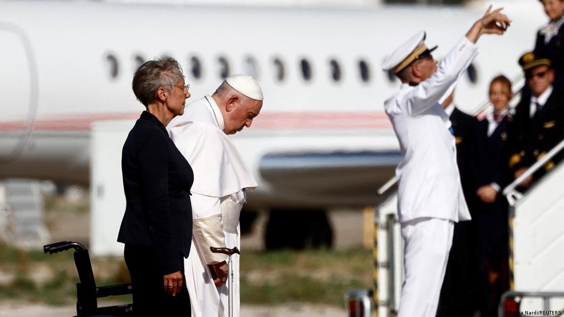 Pope Francis is welcomed by French Prime Minister Elisabeth Borne as he arrives at Marseille Airport on the occasion of the Mediterranean Meetings (MED 2023), in Marignane, France, September 22, 2023. 