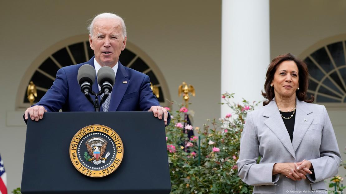 Biden am Rednerpult, daneben Vizepräsidentin Kamala Harris