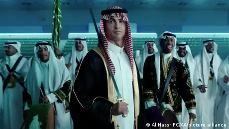 النجم البرتغالي يرتدي البشت ويرقص العرضة بمناسبة اليوم الوطني السعودي