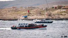 Sendedatum: 22.09.2023
A rescue boat carrying migrants is seen moving along the shore of the Italian island of Lampedusa. 