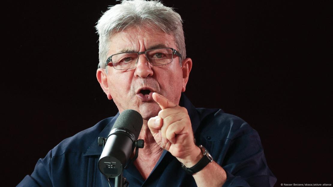 Jean-Luc Mélenchon spricht in ein Mikrofon (2022)