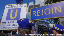 Menschen nehmen an einem «Rejoin»-Marsch im Hyde Park teil, bei dem der Wiedereintritt des Vereinigten Königreichs in die EU gefordert wird. +++ dpa-Bildfunk +++