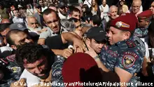 22.09.2023, Armenien, Jerewan: Polizisten versuchen, Demonstranten während eines Protests gegen Premierminister Paschinjan festzuhalten. Nach der Eroberung der von Armeniern bewohnten Region Berg-Karabach durch Aserbaidschan haben sich beide Länder vor dem UN-Sicherheitsrat schwere Vorwürfe gemacht. Foto: Vahram Baghdasaryan/Photolure/AP/dpa +++ dpa-Bildfunk +++