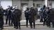 Agentes protegen un local comercial atacado por algunos manifestantes. Agentes protegen un local comercial atacado por algunos manifestantes.