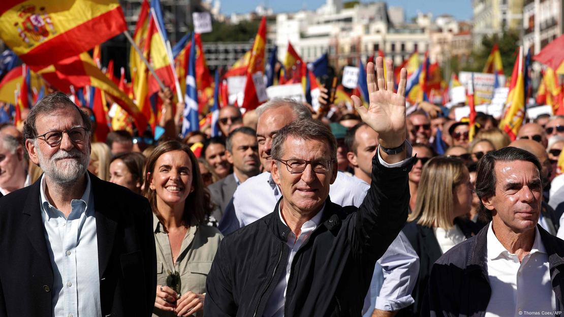 Núñez Feijóo (centro) y los ahora expresidentes José María Aznar (der.) y Mariano Rajoy (izq.) encabezan una manifestación contra la amnistía a los independentistas catalanes (archivo). Núñez Feijóo (centro) y los ahora expresidentes José María Aznar (der.) y Mariano Rajoy (izq.) encabezan una manifestación contra la amnistía a los independentistas catalanes (archivo).