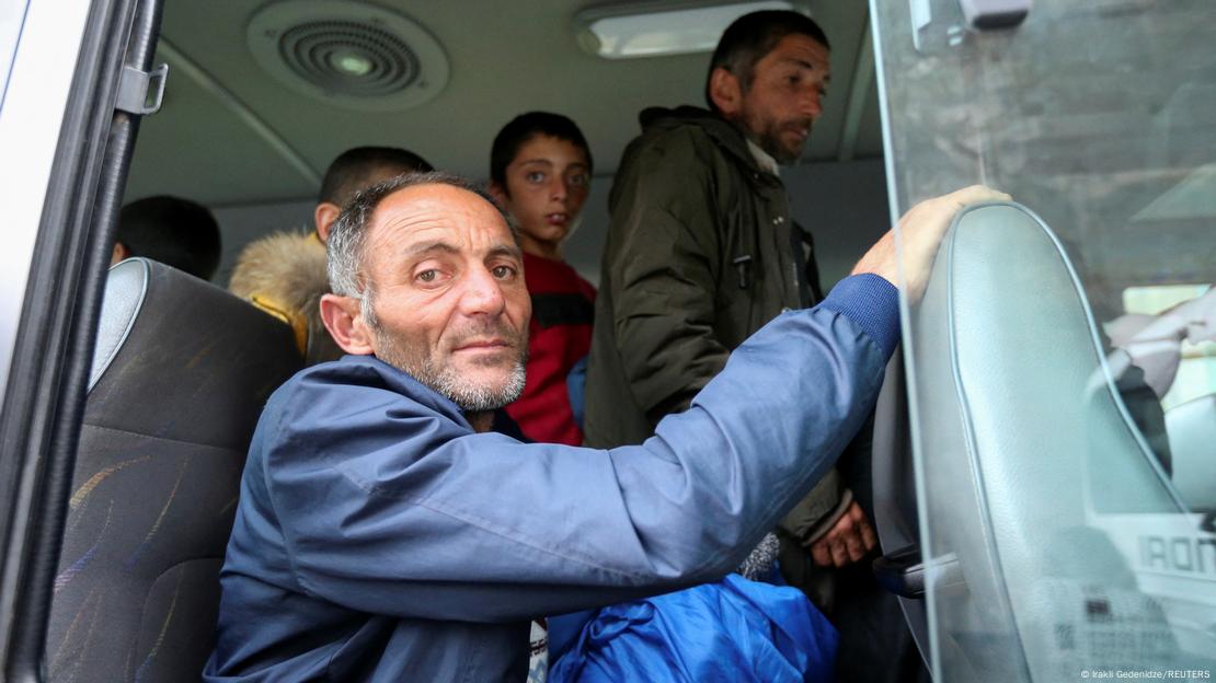Ermenistan'ın Goris kasabasındaki geçici konaklama merkezine ulaşan otobüsteki sığınmacılar