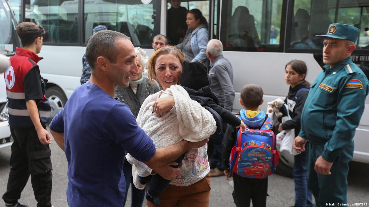 Erste Flüchtlinge aus Berg-Karabach erreichen Armenien – DW – 24.09.2023
