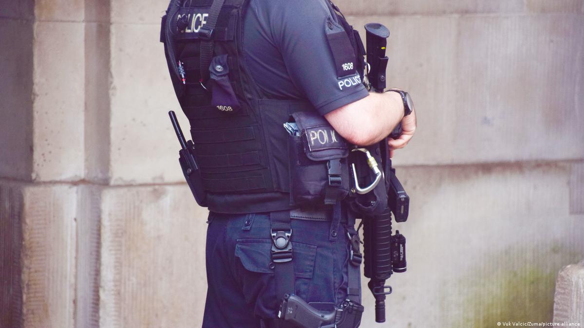 UK army put on standby as London police hand in weapons DW 09/25/2023