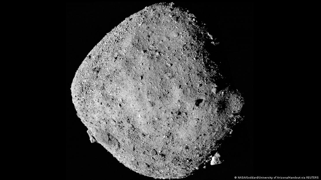 Esta imagen en mosaico del asteroide Bennu, compuesta por 12 imágenes PolyCam.