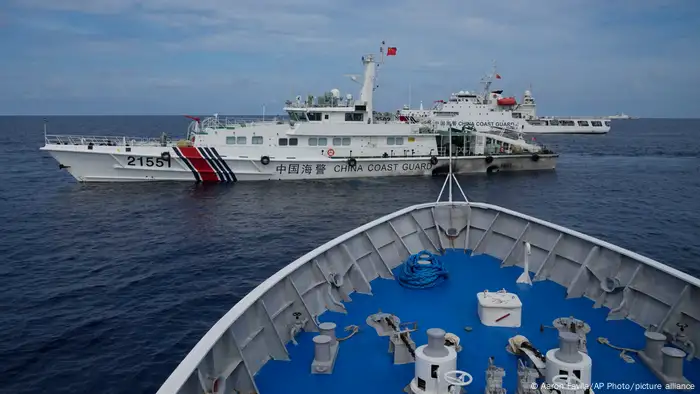 这张美联社拍摄于8月22日的图片显示了一艘中国海警船试图阻挡一艘菲律宾补给船驶向南海争议岛礁