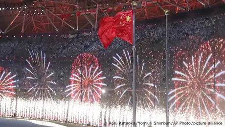 亚运组组织方事先宣布，这次开幕式出于绿色环保考虑，会打破传统，放弃烟火表演。取而代之的是场内观众可见的小型电子烟花，以及官方电视直播中出现的城市上空虚拟的 烟花。这种虚拟效果以假乱真，甚至有记者被他们在电视上看到的画面所迷惑，一家当地报纸报道说，在开幕式结束时，杭州上空升起了烟花。