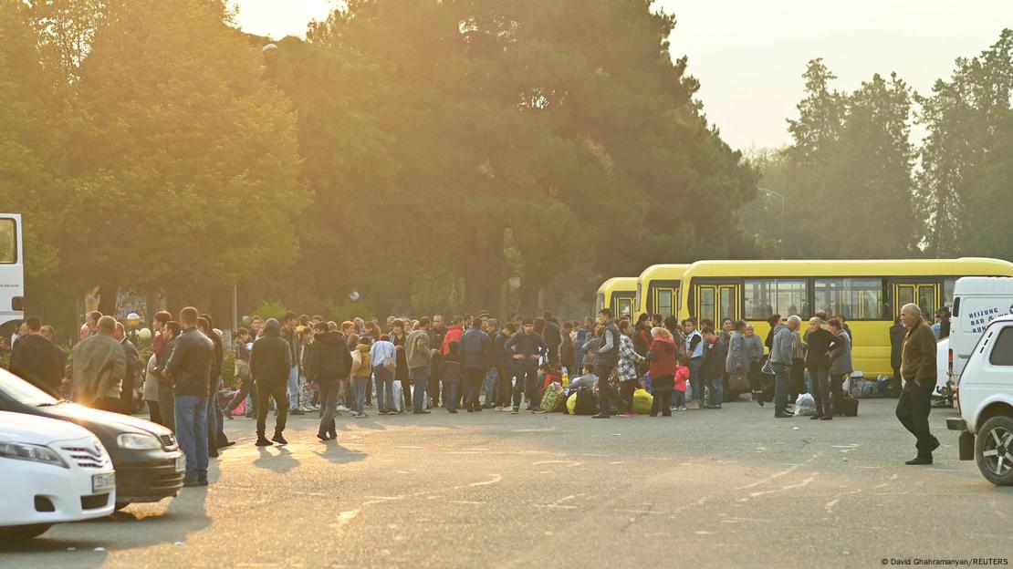 Reporter berichten, dass sich viele Menschen - wie hier in der Hauptstadt Stepanakert - auf den Weg Richtung Armenien machen