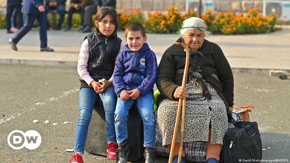 Vluchtelingen uit Nagorno-Karabach arriveren in Armenië – DW – 25/09/2023