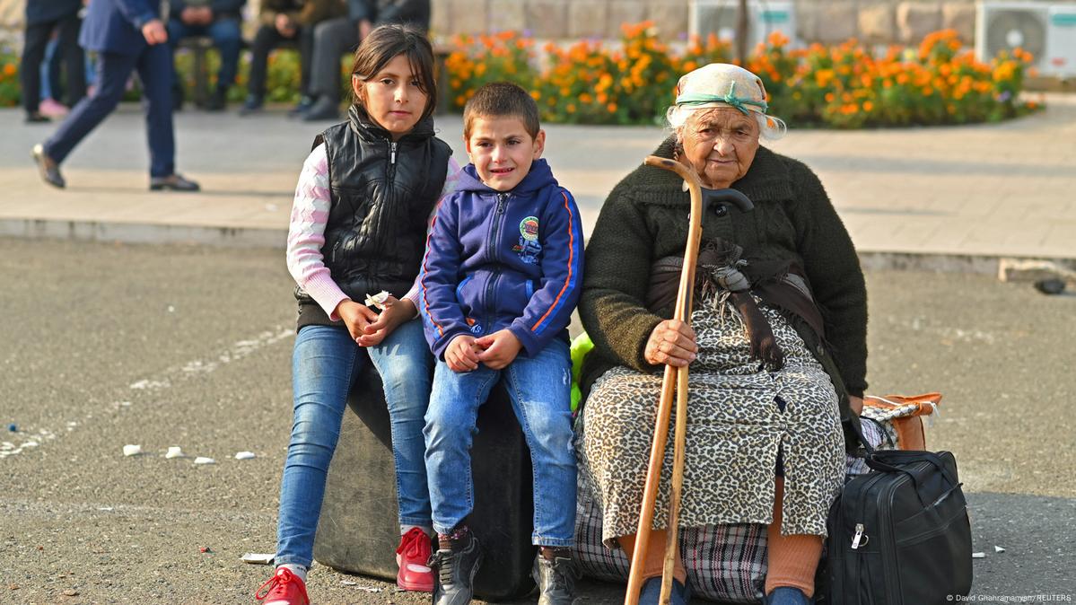 Refugiados de Nagorno Karabaj llegan a Armenia – DW – 25/09/2023