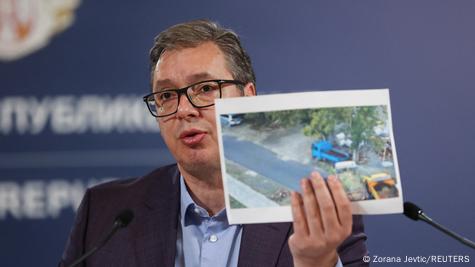 Shtypi gjerman pohon se Vuçiqit nuk mund t'i besohet, Vuçiqi mban në duar disa fotografi