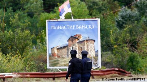 Kosovski policajci patroliraju ulicom prema manastiru Banjska 25. septembra 2023.