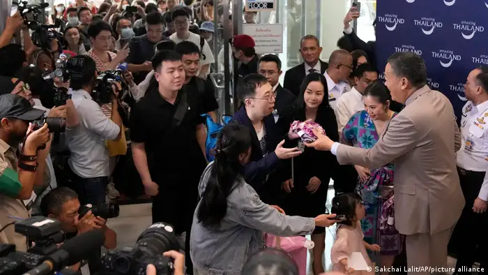抵达曼谷的首批中国游客受到了泰国总理塞塔的亲自迎接。