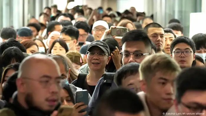 图为2023年9月25日大量中国游客抵达泰国北榄府素万那普国际机场