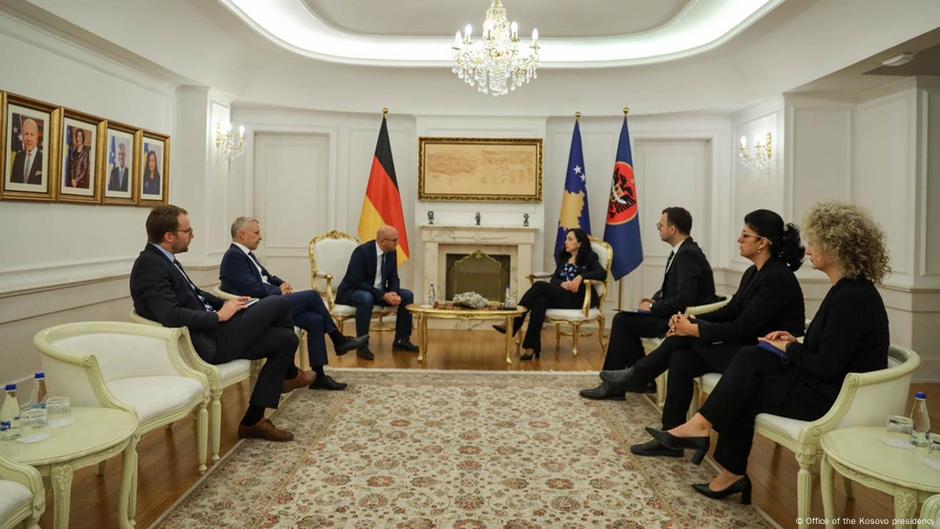 Na Kosovo je, zbog sukoba na severu, otputovao i specijalni nemački izaslanik Manuel Zaracin (na fotografiji u susretu sa predsednicom Vjosom Osmani)