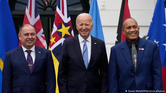 华盛顿与库克群岛、纽埃岛建交，意在沛公（抗中）？图为9月25日美国总统拜登与库克群岛总理布朗（Mark Brown，左）以及基里巴斯总统马毛（Taneti Maamau，右）合影
