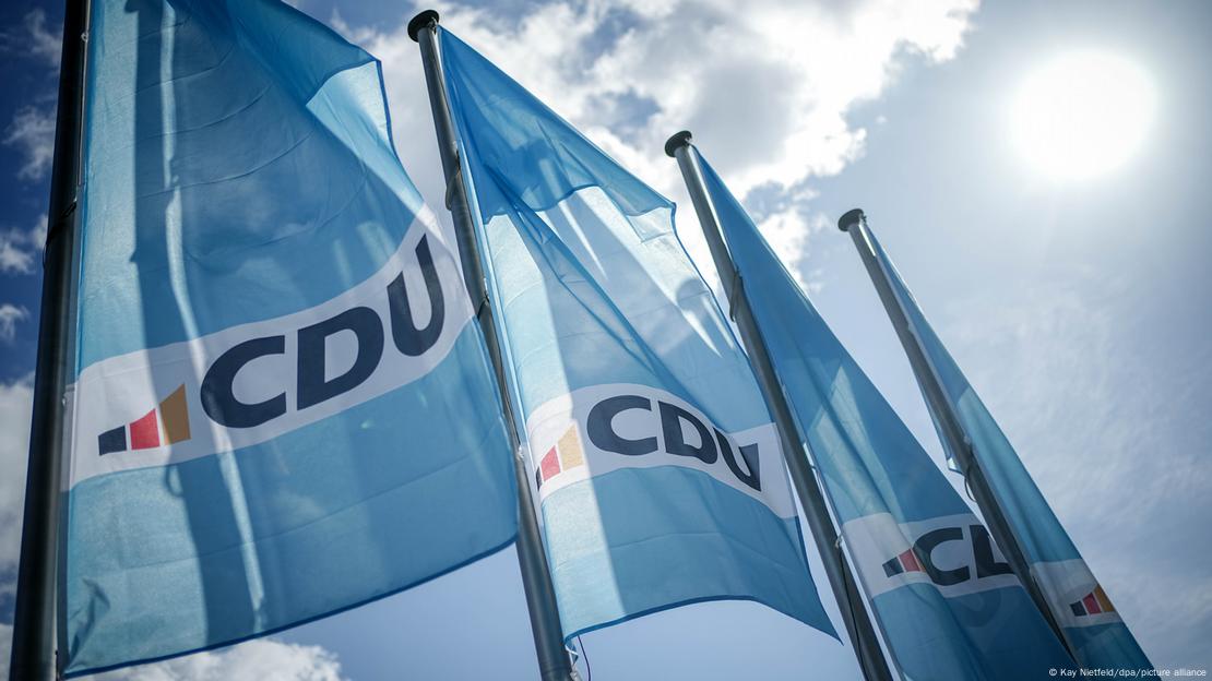 Merz ruan vijën e kuqe: distancë nga AfD dhe më shumë zgjidhje për qytetarët, pavarësisht presionit, shkruan Auron Dodi. Ne foto flamuj blu te CDU valeviten Merz ruan vijën e kuqe: distancë nga AfD dhe më shumë zgjidhje për qytetarët, pavarësisht presionit, shkruan Auron Dodi. Ne foto flamuj blu te CDU valeviten