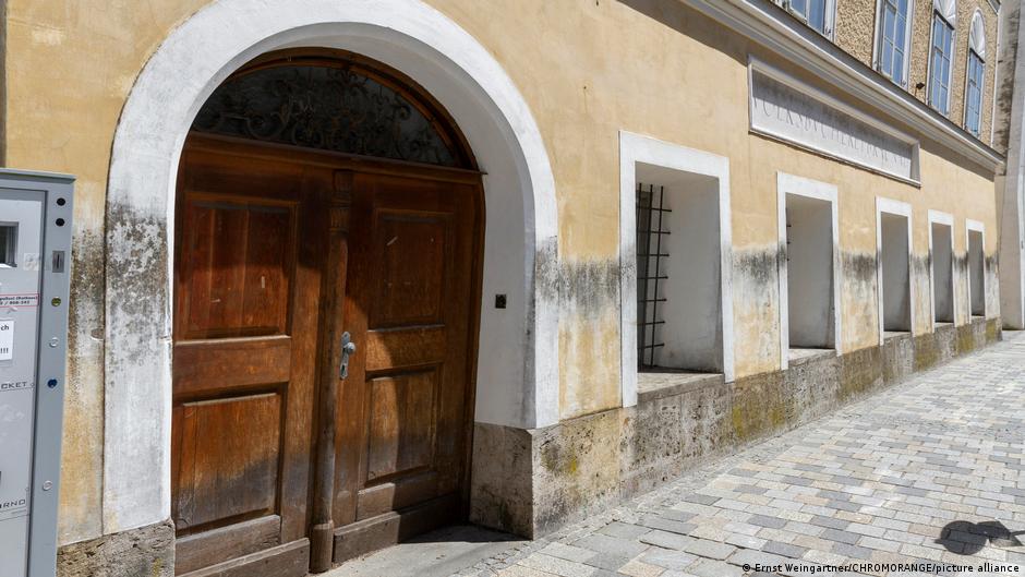 Austria. Policja w domu Hitlera