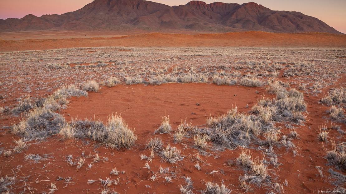 Círculo de hadas al atardecer en el desierto de Namib, Namibia. Círculo de hadas al atardecer en el desierto de Namib, Namibia.