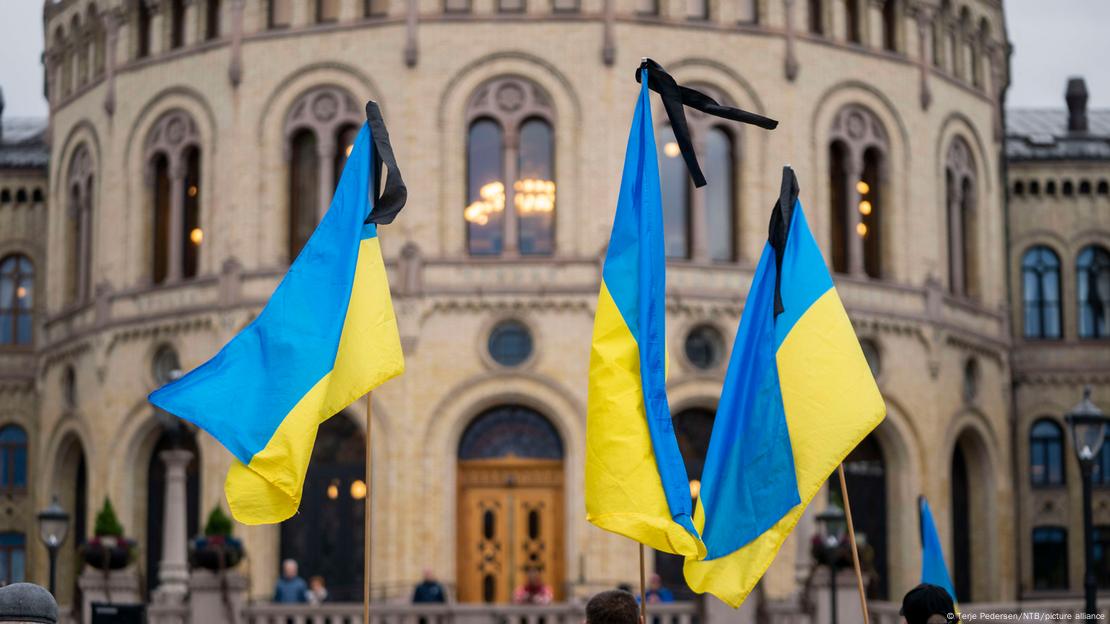 Aktion mit ukrainischen Flaggen vor dem Parlamentsgebäude in Oslo