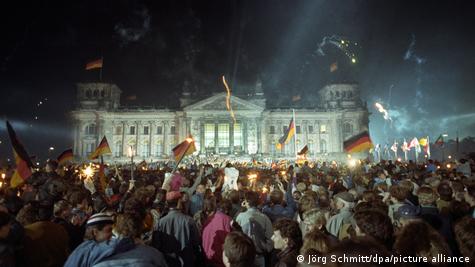 Imazhe nga dita e ribashkimit: Përpara Bundestagut miliona njerëz më 3 Tetor 1990 duke festuar rënien e Murit të Berlinit dhe ribashkimin e Gjermanisë