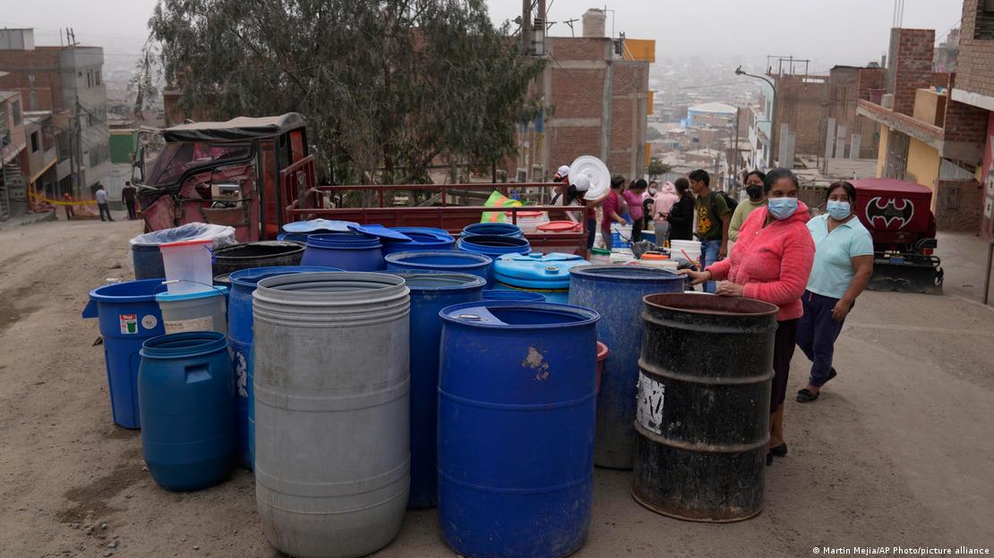Vecinos del barrio San Juan de Lurigancho de Lima,  esperan la llegada de un camión cisterna estatal que les abastecerá de agua potable. La capital de Perú es una de las ciudades más secas del mundo donde miles de personas viven sin tener acceso al servicio de agua. (Archivo 15.09.2021)